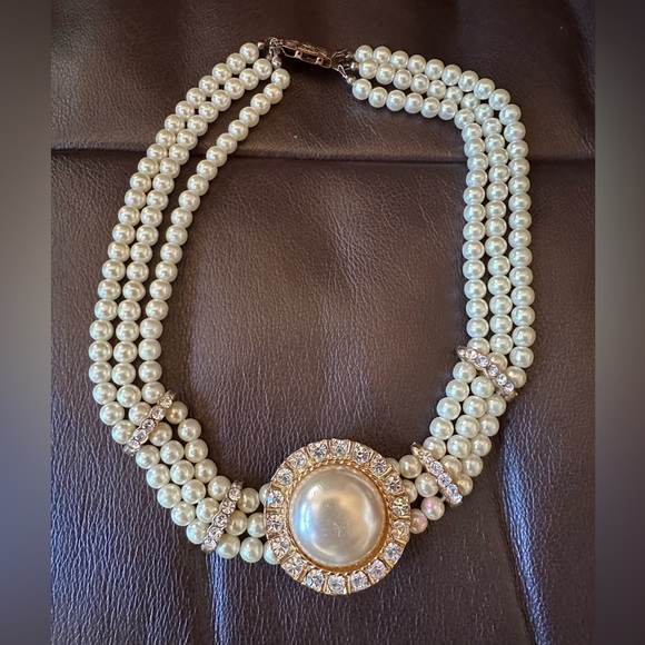 Jewelry - Vintage women’s faux pearls and rhinestones with easy on/off clasp.